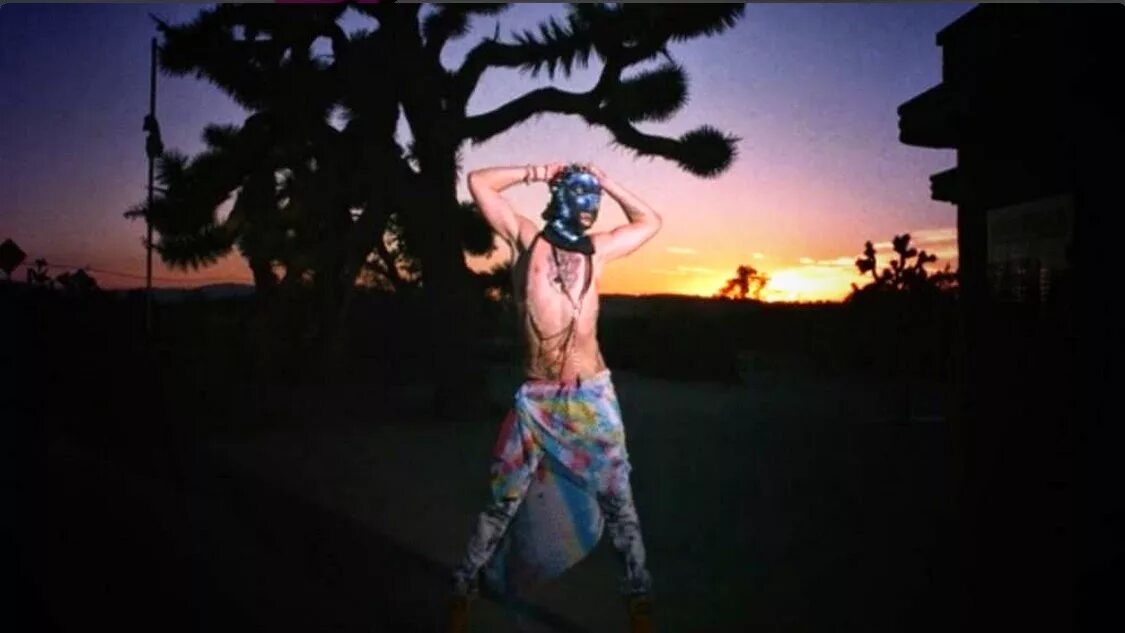 Girl got a gun. My baby's got a gun. Токио хотел girl got a gun. Girl got a gun tokio hotel. Токио хотел girl got a gun.