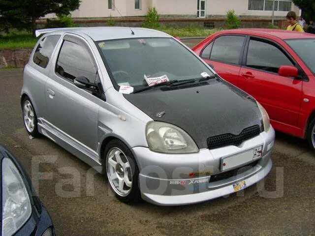 Купить витц дром. Тойота Витц 2. Toyota Vitz 2001 капот. Тойота Витц 12 года. Тойота Витц с черной крышей.