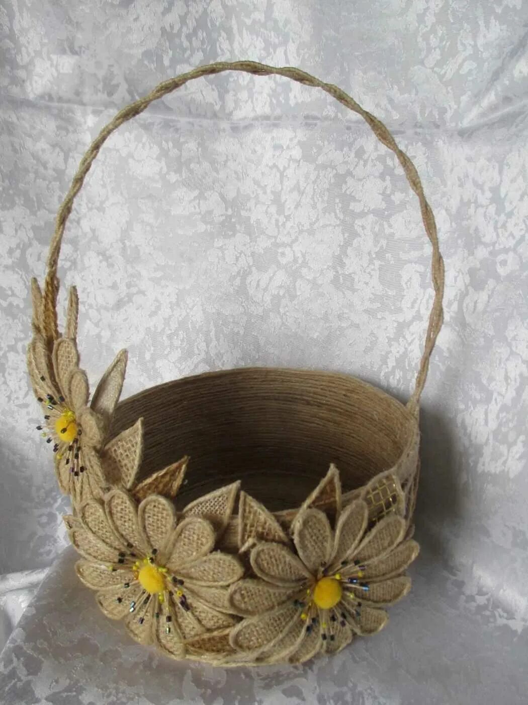 Пасхальная корзина из фетра. Корзинка из фетра. Поделки из газетных трубочек. Корзинка с цветами из бумаги. Плетеные изделия из бумажной лозы.