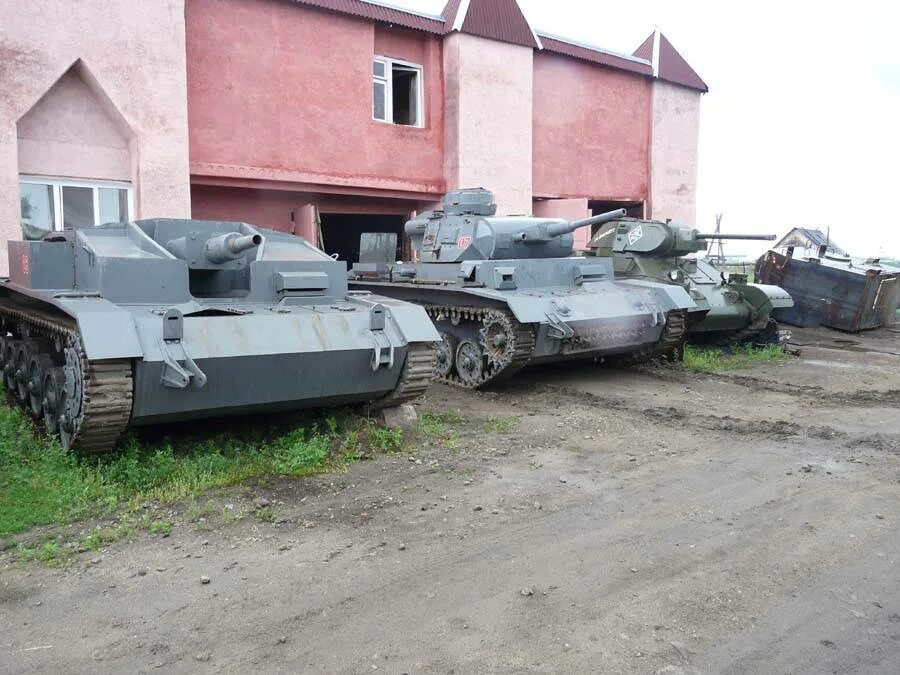 Деревенский танк. Самый плохой танк в мире. Танк в деревне сейчас. Веревочкин Сибирский танк. Реплики техники