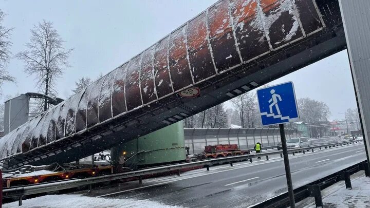 Мост на м 7. Снес пешеходный мост. Фура снесла пешеходный мост. В Лакинске снесли пешеходный переход. Пешеходные мосты м7 Казани.