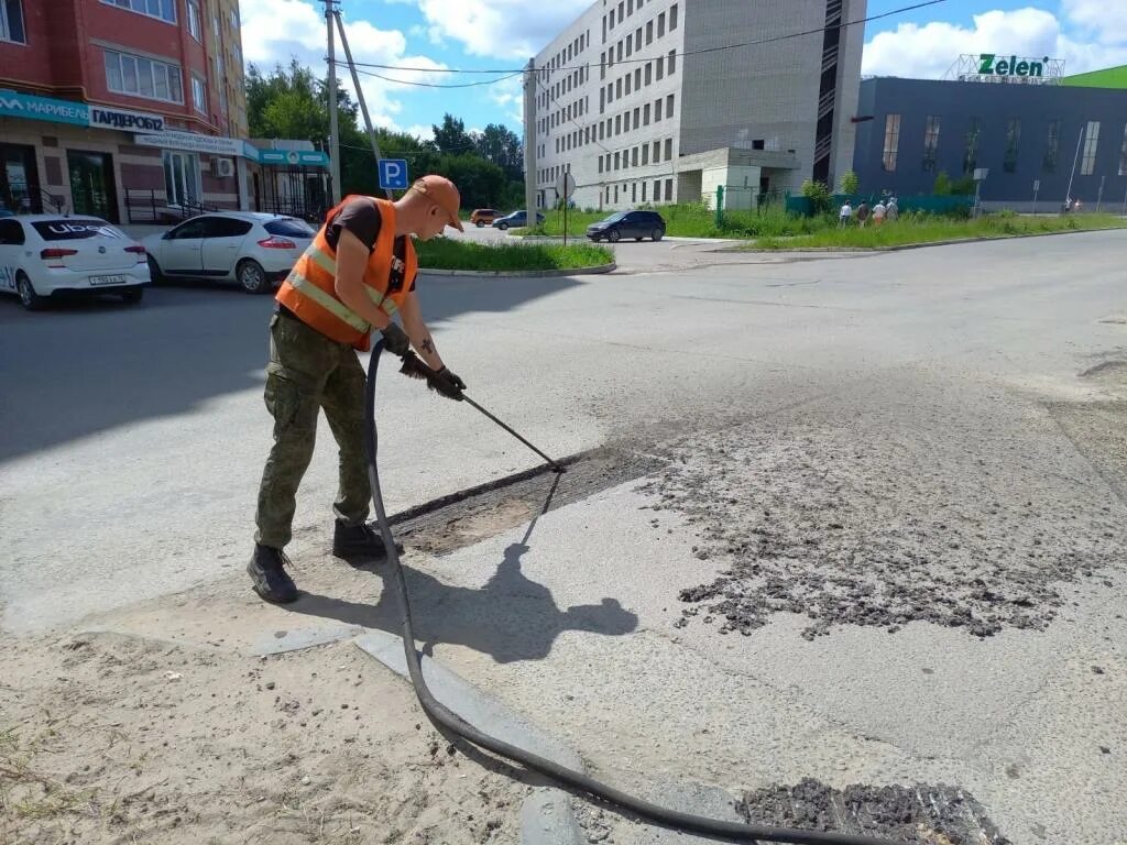 В связи с закрытием дорог. Асфальт. Ремонтные работы. Рабочие на дороге. Асфальт до.