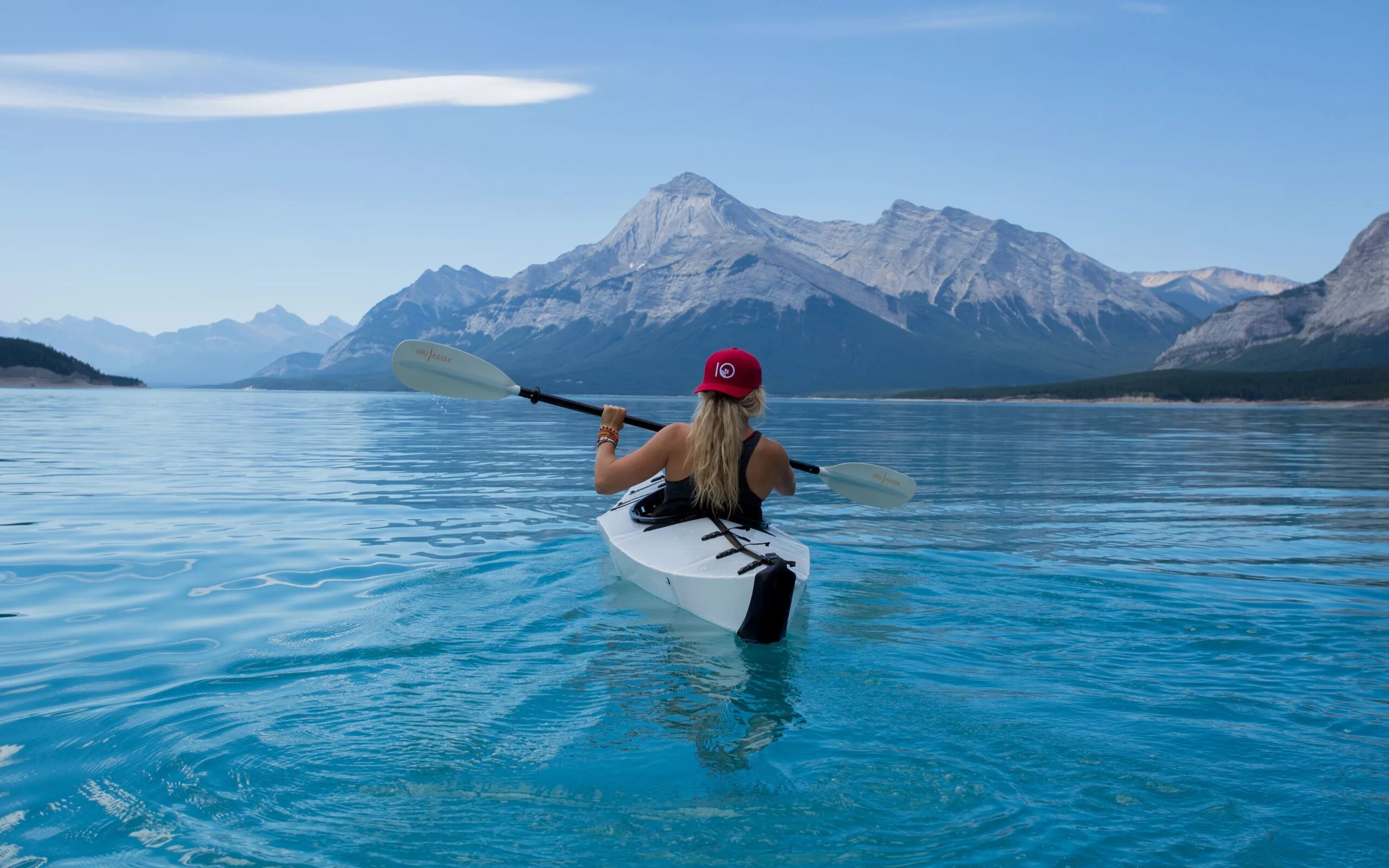 Озеро Рица каякинг. Весло Canoe Kayak. Девушка на байдарке. Лодка турист.