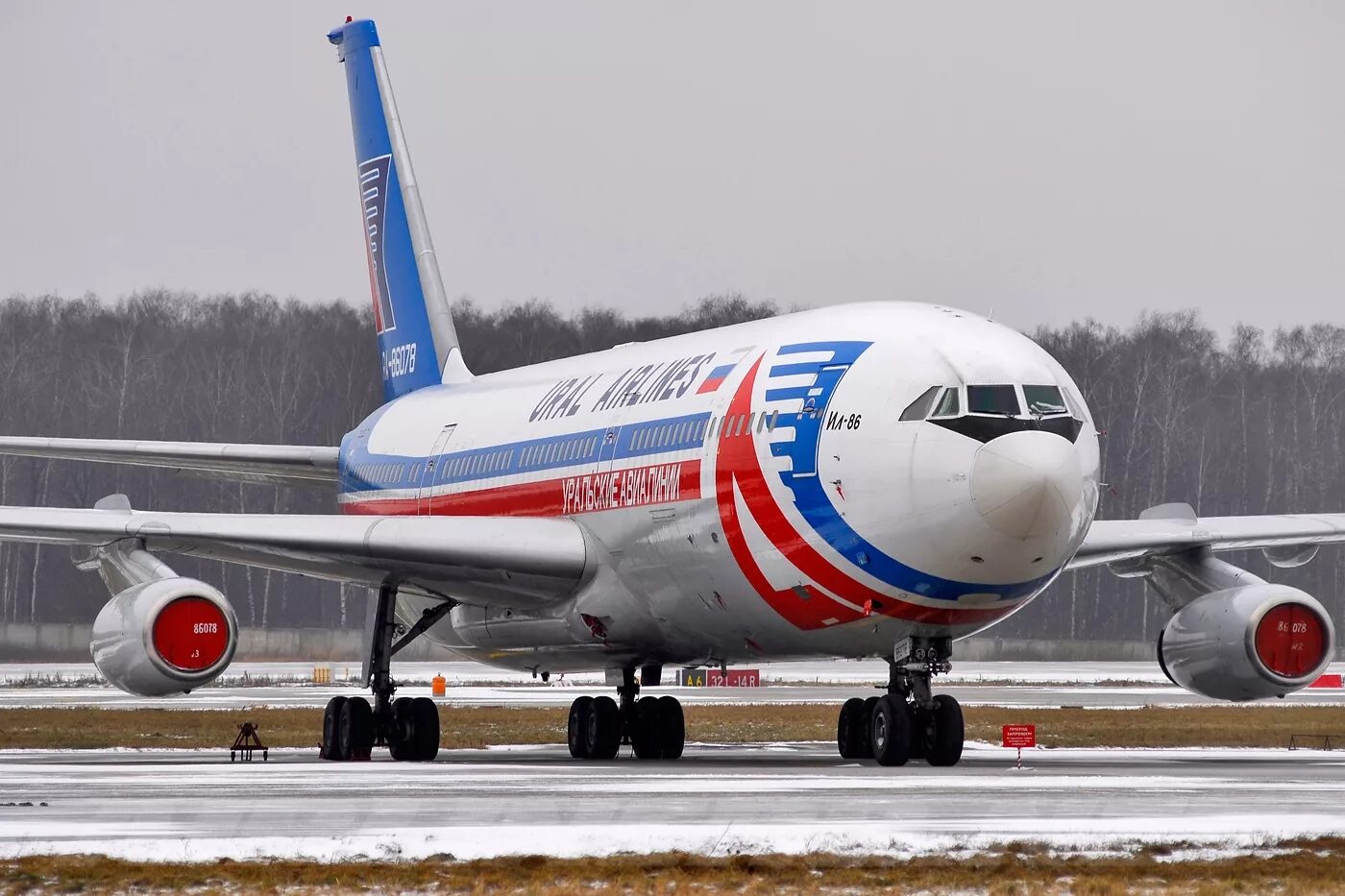 Самолет уральский фото. Ил-86 Уральские авиалинии. Ил 86 Ural Airlines. Самолёт ил 86 Уральские авиалинии. Боинг 777 Уральские авиалинии.