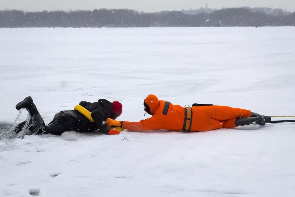 Человек провалился под лед. Спасение на воде зимой. Спасение зимой на водоёме.