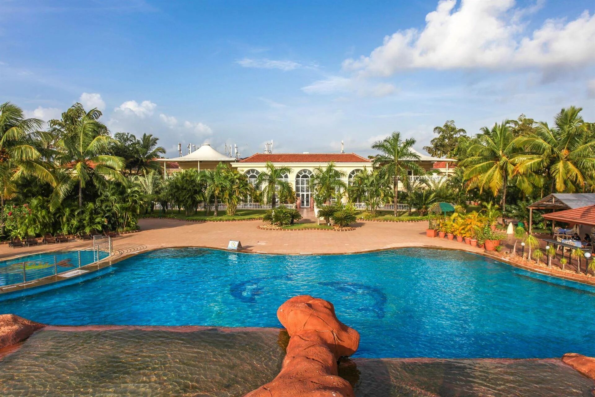 The zuri white sands goa resort & casino. Гоа белый песок. Агонда бич индия. Пляж бенаулим гоа. Отель rock valley goa resort & adventures.