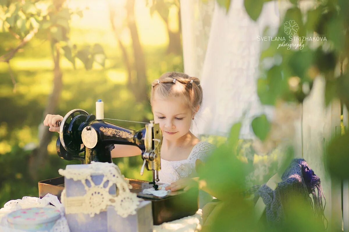 милый ребенок. красивая девочка на природе. девочка в платье сидит. фотопортреты детей.