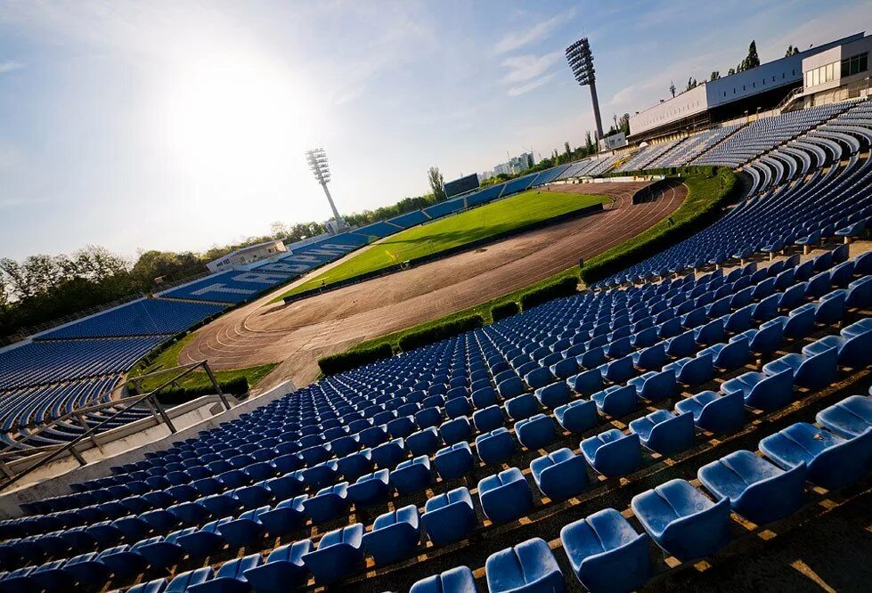 Локомотив симферополь. Стадион динамо симферополь. Днепропетровск стадион. Локомотив симферополь. Стадион локомотив симферополь реконструкция.