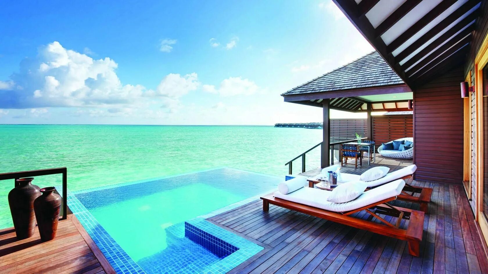 Отель с бассейном с видом на море. Хайдэвей Мальдивы. Мальдивы Ватер вилла. Отель Hideaway Мальдивы. Мальдивы: Hideway Beach Resort & Spa.