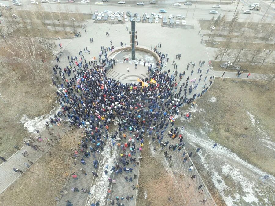 Опрос митинг. Полторы тысячи человек. Полторы тысячи человек на фото. Полторы тысячи человек как это выглядит.