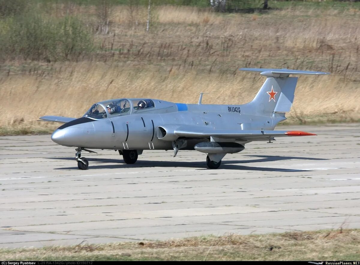 Aero l-29 Delfin самолёты Aero. Л-29 Дельфин. Самолёт л-29 Дельфин. Учебный реактивный самолет л-29.