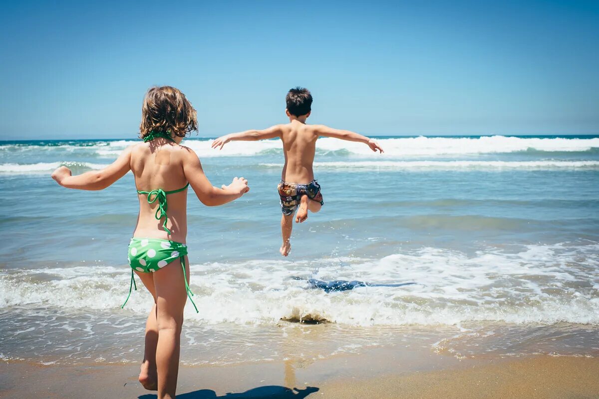 Naturism fun. Дети на море. Малыш на пляже. Детишки на пляже. Отдых.