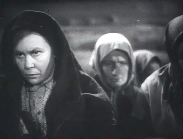 Она защищает родину режиссер. "Она защищает родину" ф.м. Эрмлера.. Она защищает родину (1943) ЦОКС.