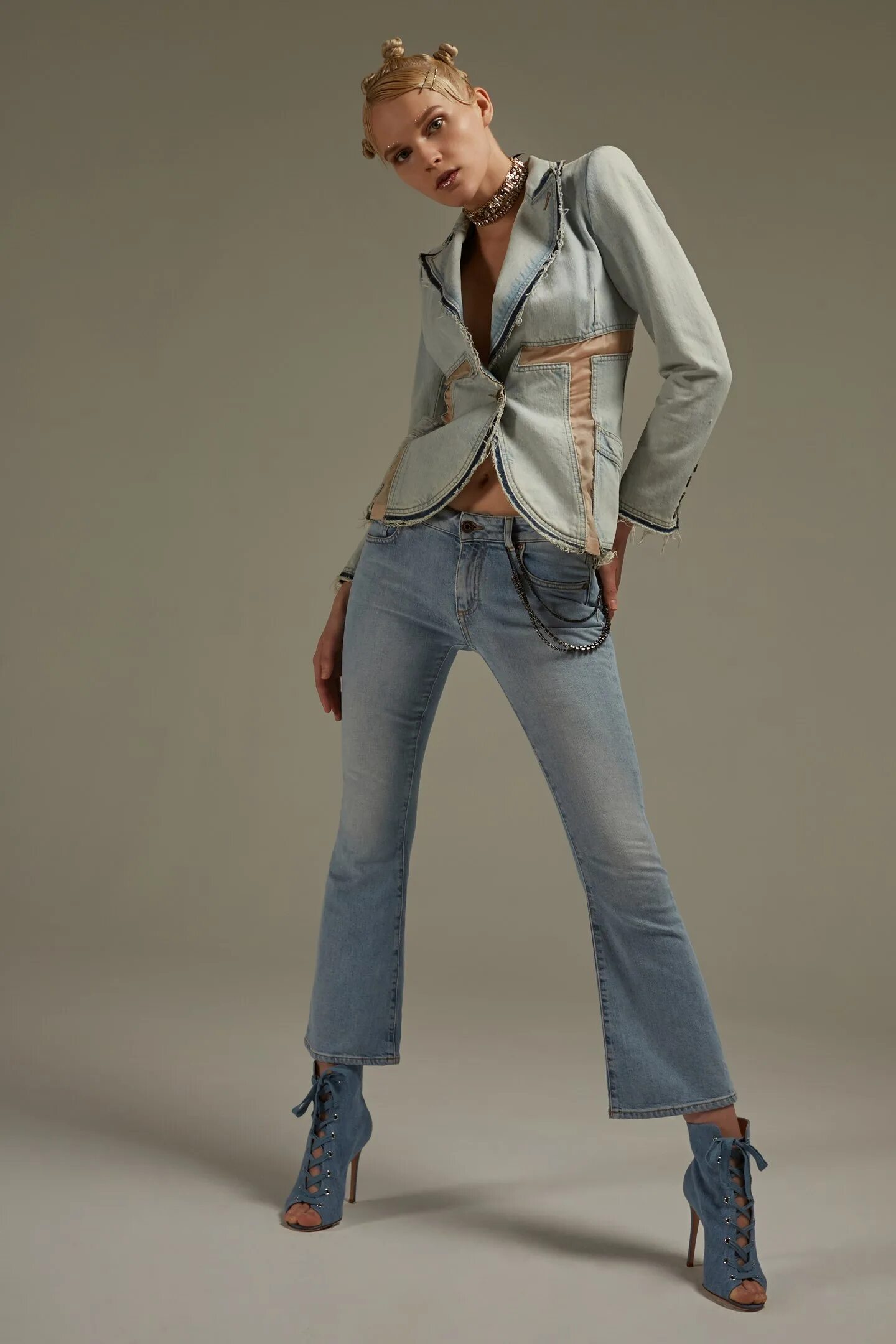 стиль двухтысячных в одежде. стрит модели. фиолетовый костюм женский брючный с чем носить. образ нулевые костюм. дольче габбана лето 2010.