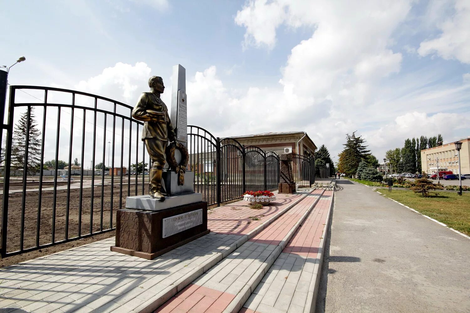 Морозовск население. Мемориальный комплекс Морозовск. Г Морозовск Морозовский район Ростовская область. Памятники Морозовска Ростовской области. Парк Морозовска Ростовской области.