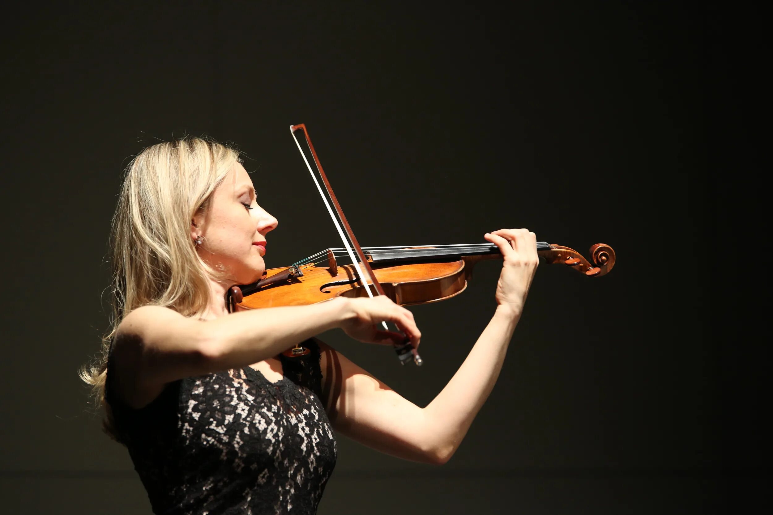 He plays the violin better. Скрипка Соло. Женщина тело скрипка.