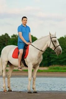 Едет на коне