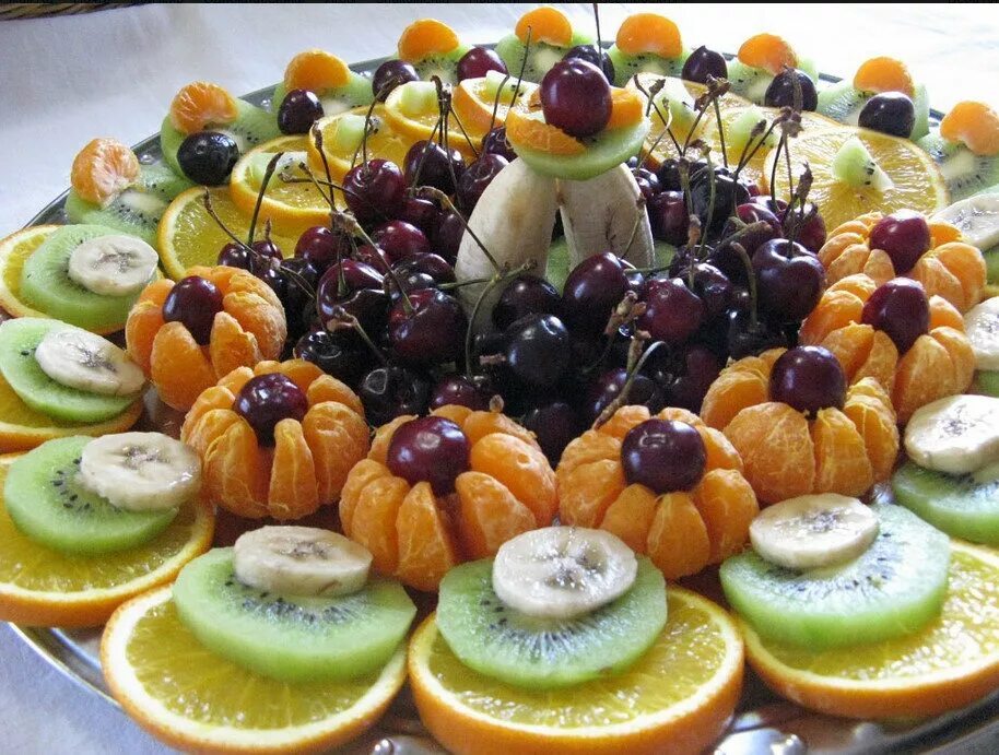 Как подавать фрукты на стол. Фруктовая тарелка. Фрукты на столе. Выкладка фруктов на праздничный стол. Фрукты нарезка.