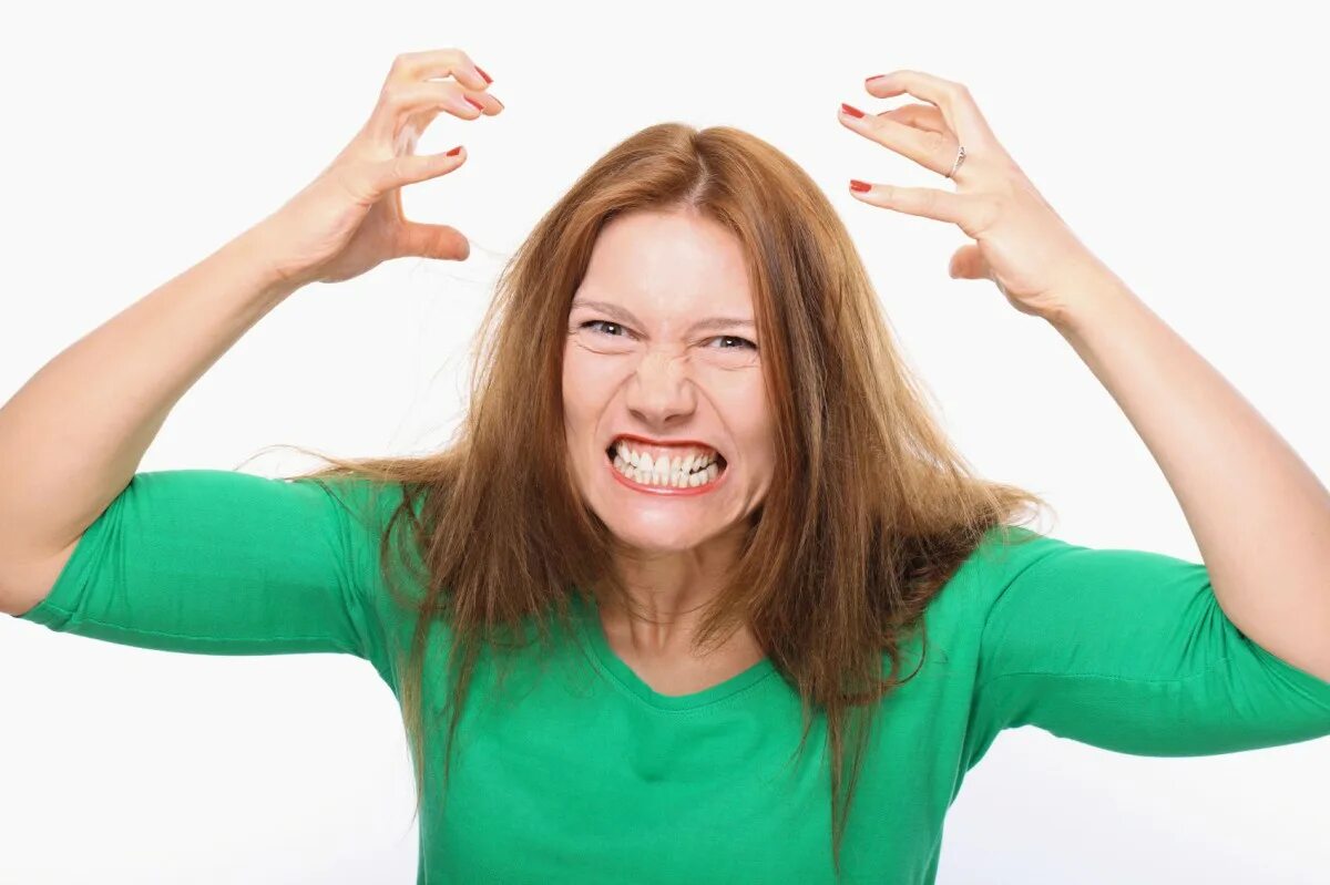 Человек кричит. Девушка в рваной майке. Рву модель. Мужская душа. Раздражение эмоция.