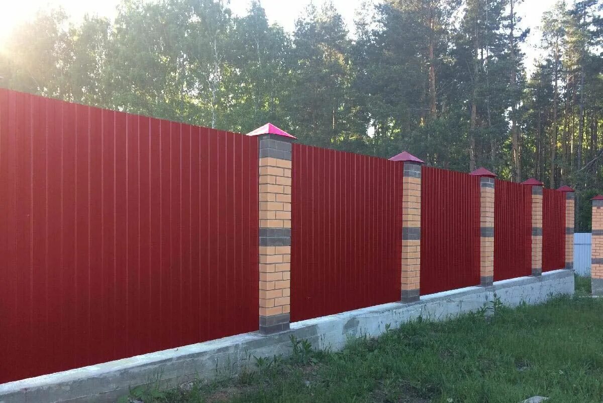 Заборы профнастила кирпичным фундаментом. Забор из профнастила. цоколь для забора из профнастила. забор из профнастила на ленточном фундаменте. забор из профлиста с фундаментом.