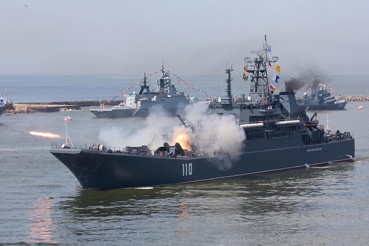 Беспилотный катер. Новороссийск подбили десантный корабль. Атака катеров на новороссийск. Украинский катер беспилотник. Суворовец корабль.