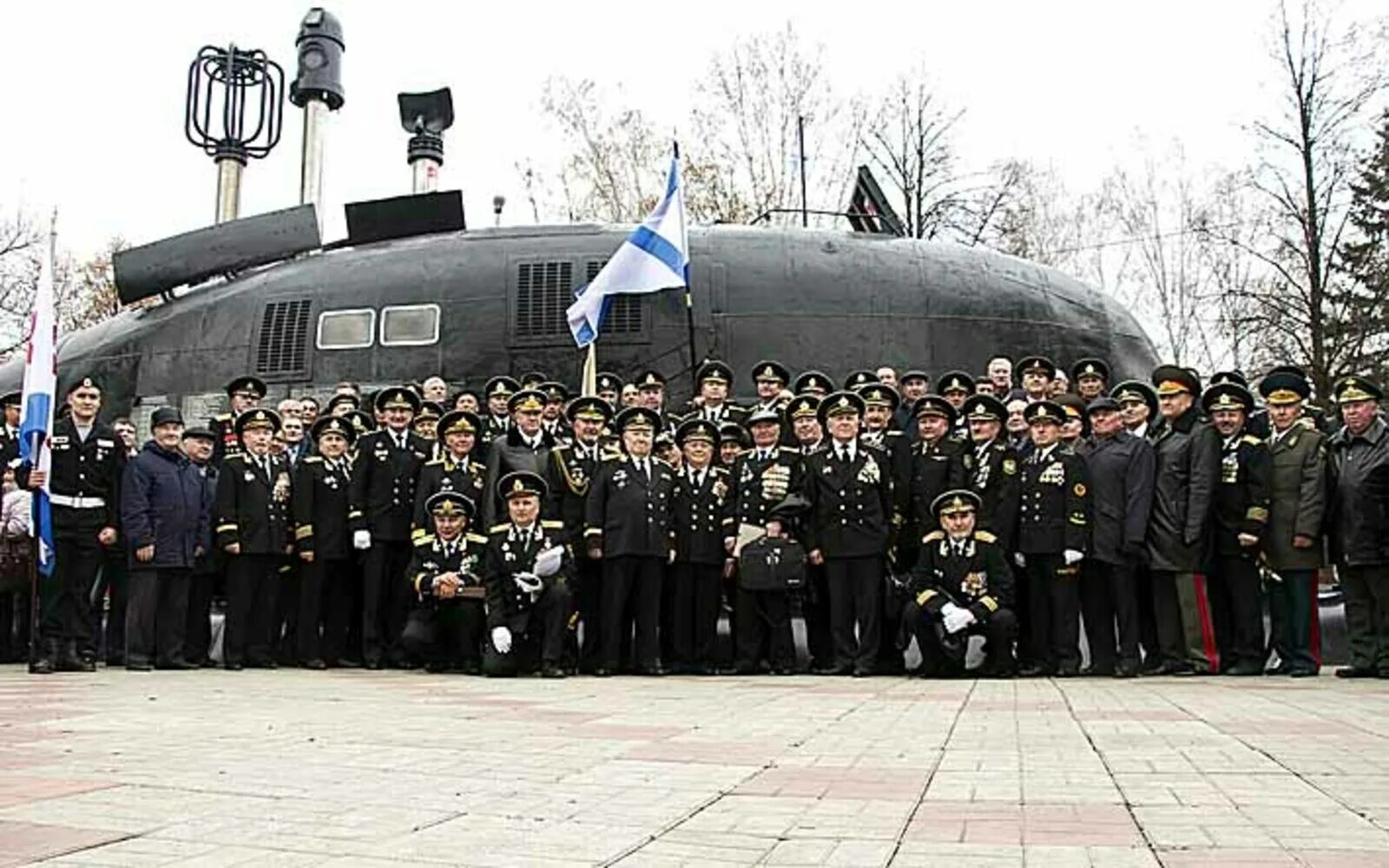 Парк Победы Уфа подводная лодка. АПЛ Уфа подводная лодка. Памятник подводникам парк Победы Уфа. Уфа подводная лодка Курск парк Победы. Флот мирное время