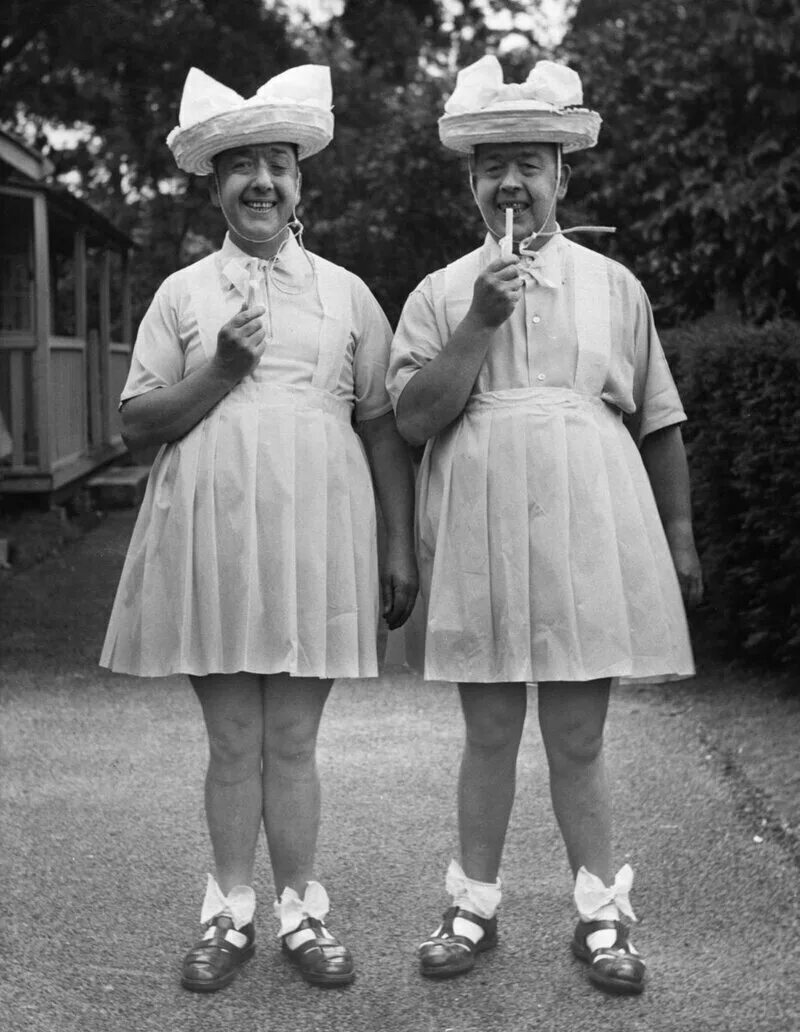 Близняшки ретро. Старые близняшки. Близнецы морт и харви примваддл история. Сестры хилтон сиамские. Близняшки ретро.