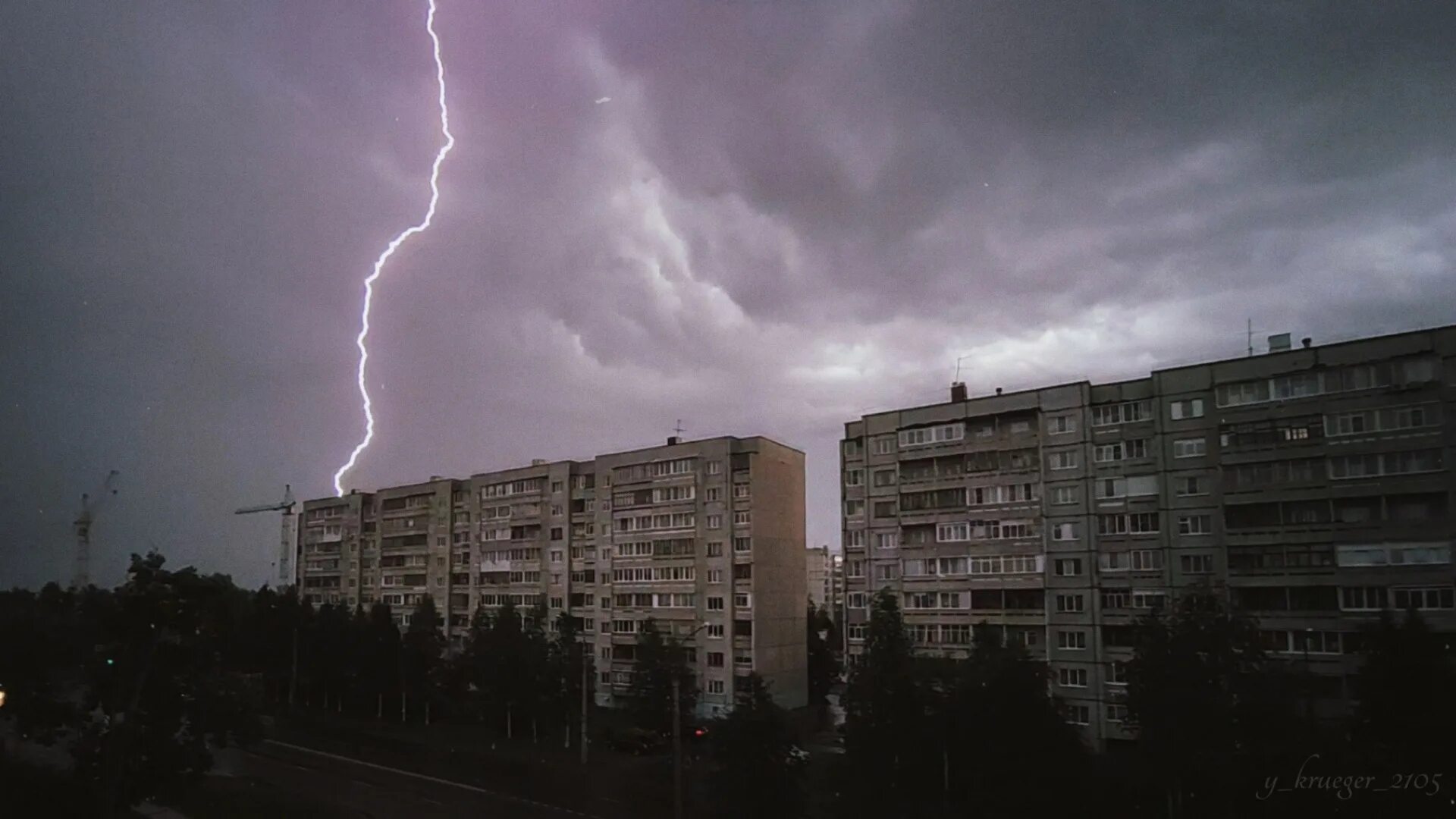 Слышу грозы гремят. Утренняя гроза. Гроза утром. Гроза в Архангельске. Молния в окне.