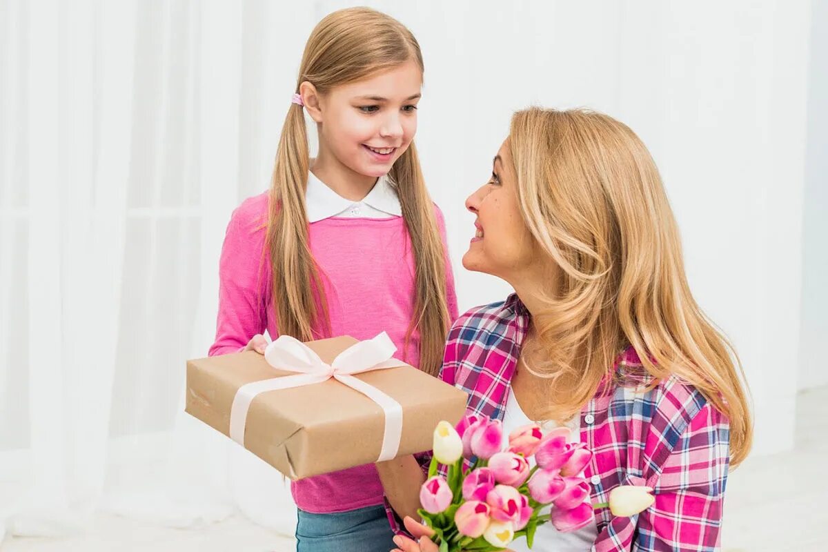 She watched her daughter. Подарок маме. Подарки для подростков девочек. Дочка дарит подарок маме. Падаракдламама.