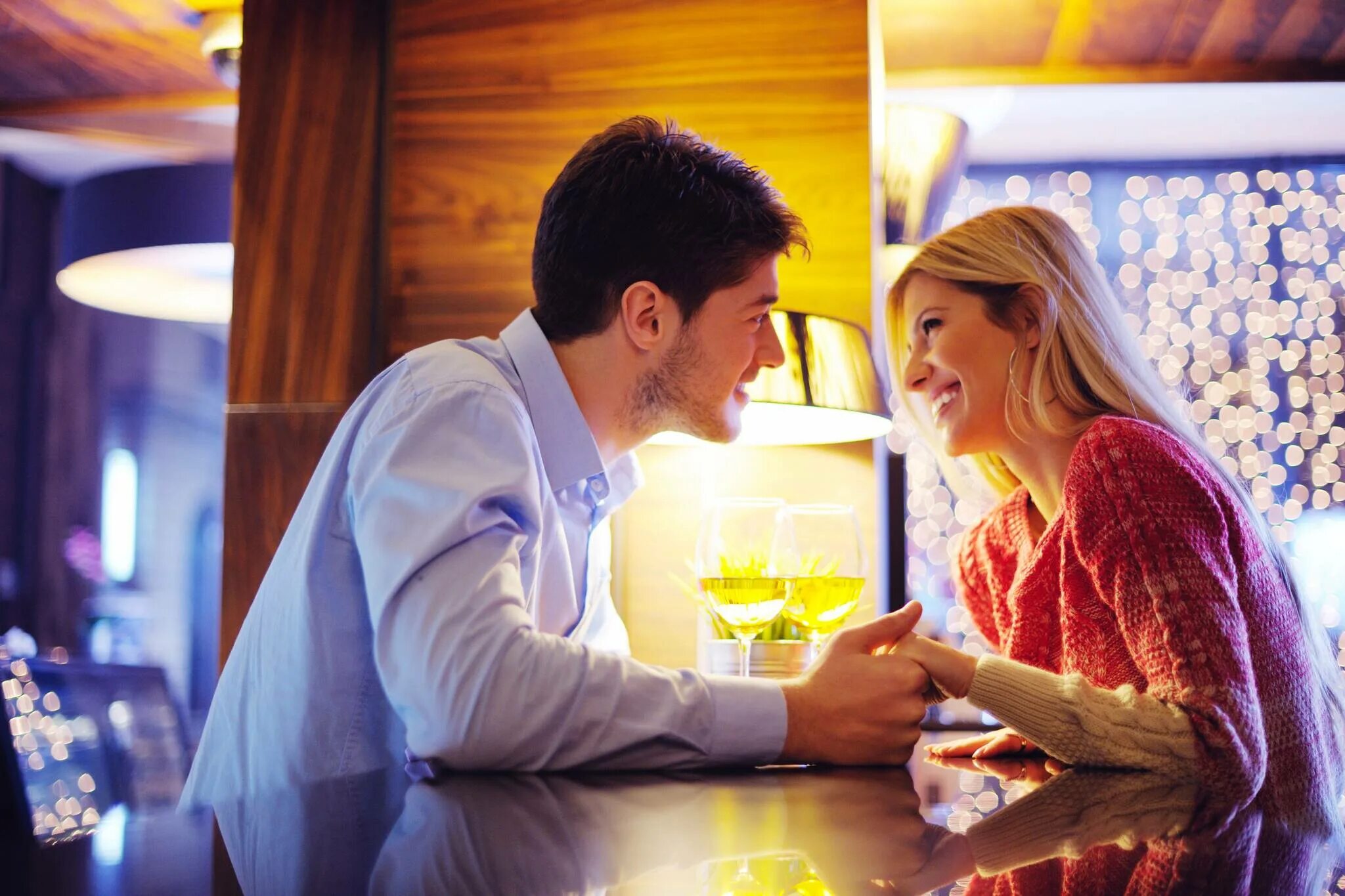 Романтический новогодний вечер для двоих. Dating surprises. Мужчина знакомится с женщиной. Courtship dating. Девушка дарит подарок мужчине.
