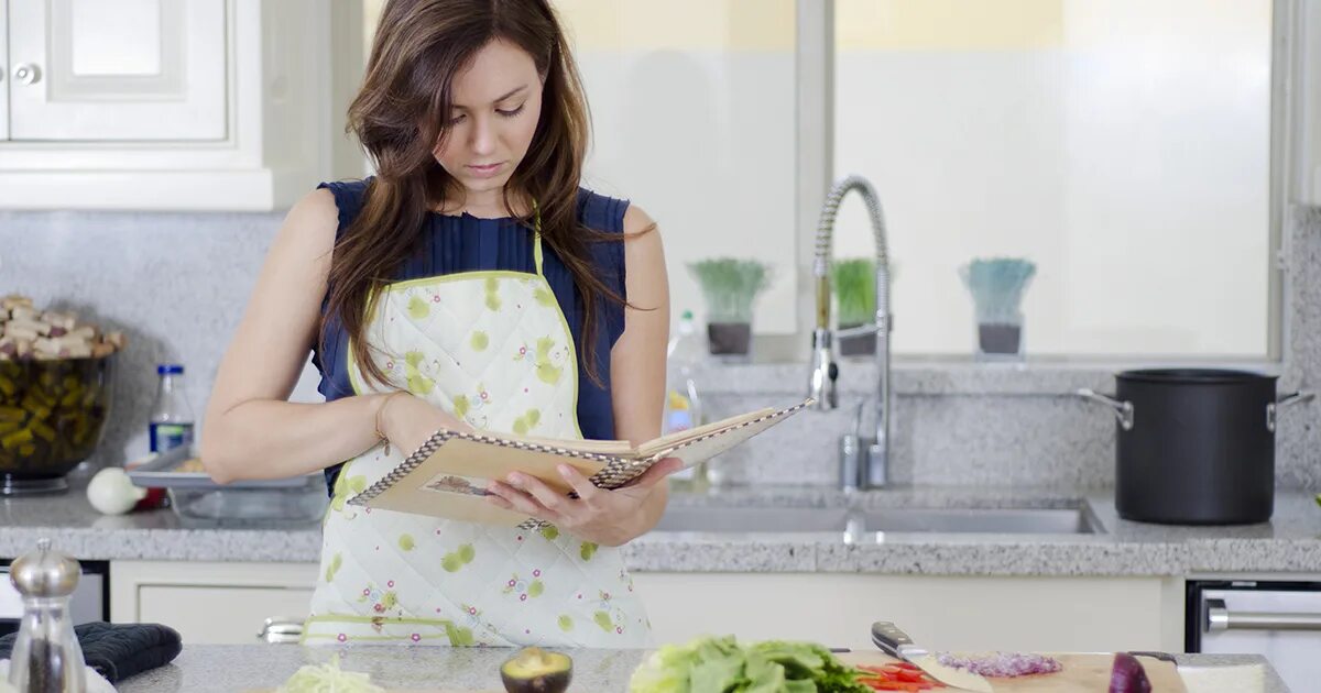 Уставшая женщина на кухне. Хозяйка в доме. Статистика домохозяек в россии. Женщина на кухне. Количество домохозяек.