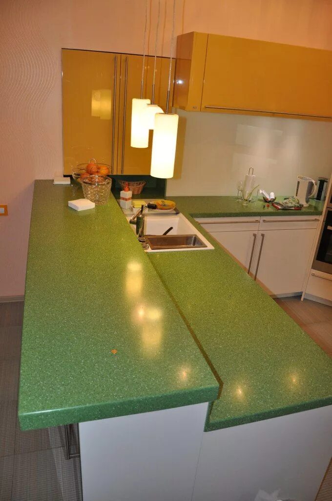 Зелёная столешница для кухни. Зеленая столешница из искусственного камня. Столешница зеленого цвета. Салатовая столешница для кухни. Столешница зеленая купить