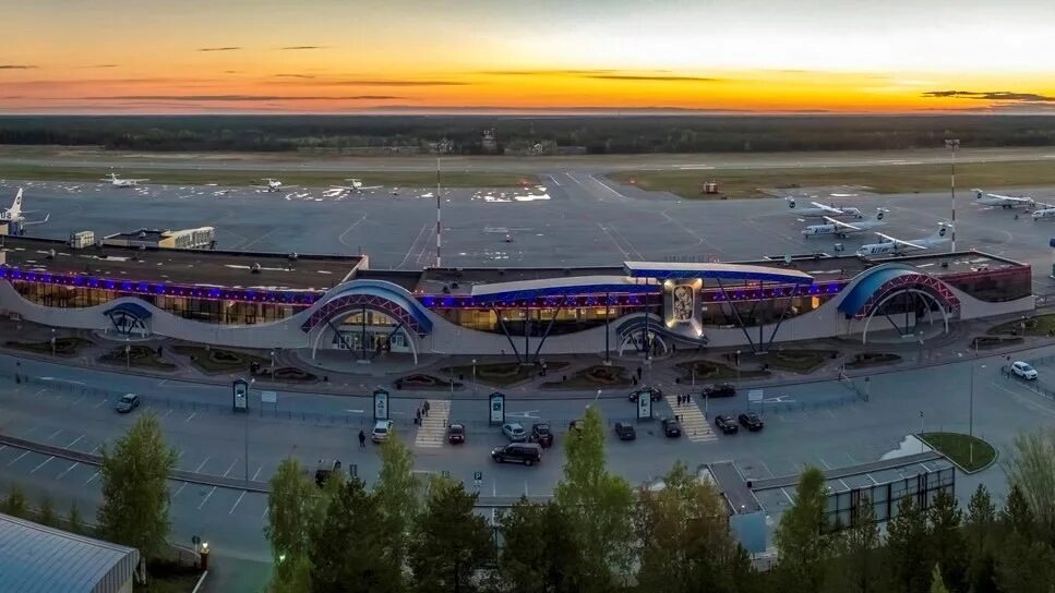 Город сургут аэропорт. Аэропорт сургут фото. Аэропорт сургут внутри. Сургутский аэропорт. Аэропорт sgc сургут.