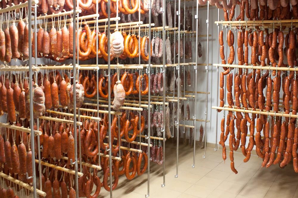 производство колбасы. колбаса производители. цех коптильная колбасный изделий. колбасный цех мясков. колбасный завод.