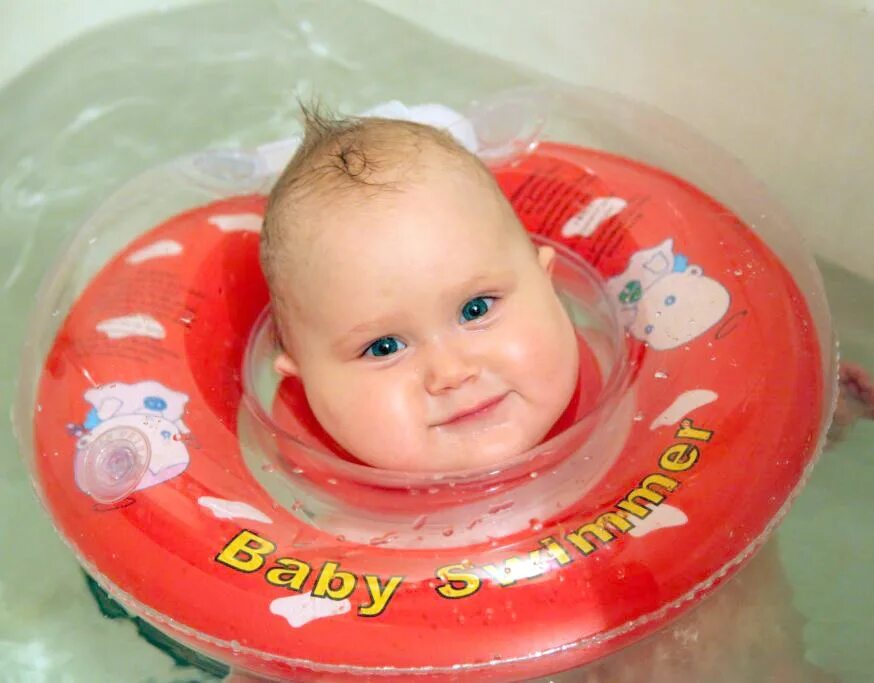 круг для купания младенцев на шею. можно ли ребенку круг на шею. круг для купания новорожденных в ванной. круг на голову для купания. можно ли ребенку круг на шею.