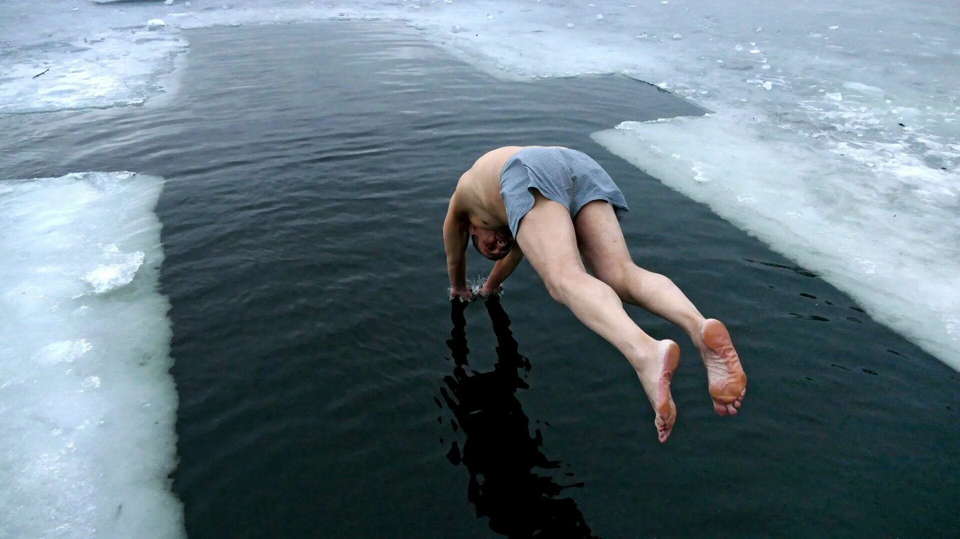 Можно купаться холодной водой. Ныряние в прорубь. Люди ныряют в прорубь. Ныряние в прорубь на крещение. Ныряние в холодную воду.