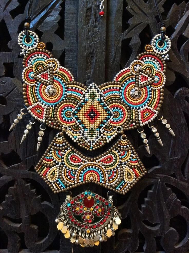 Украшения в стиле этно. Этнические украшения из бисера. Украшения из бисера в стиле бохо. Стиль бохо диор. Шерри серафини.