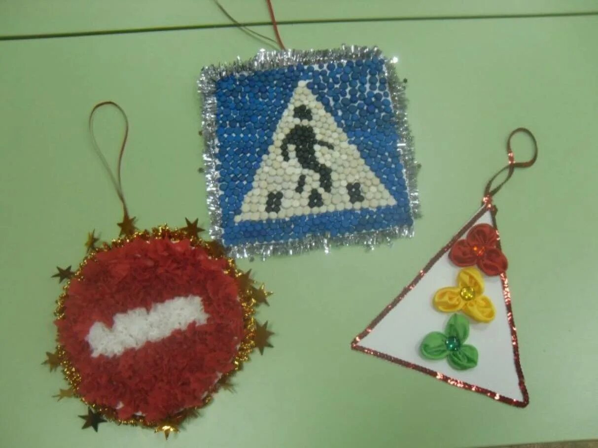 Игрушки для елочки безопасности. Новогодняя игрушка на елку пдд. Игрушка на елку пдд. Новогодняя игрушка на тему пдд. Елочная игрушка пдд.