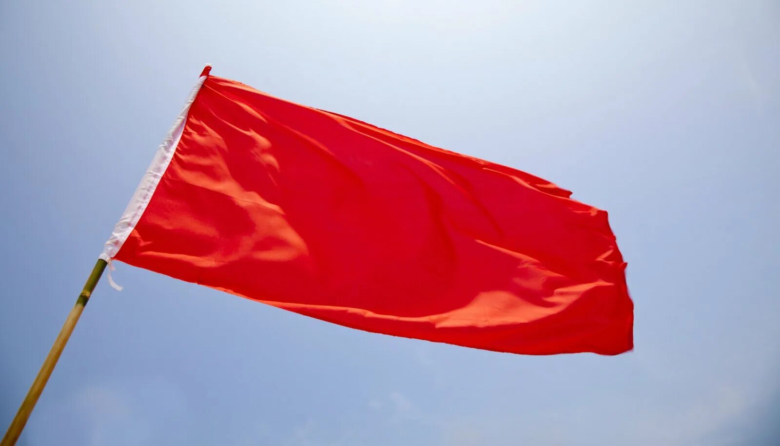 Флаг красный. Красный флажок. Развивающийся красный флаг. Чисто красный флаг.