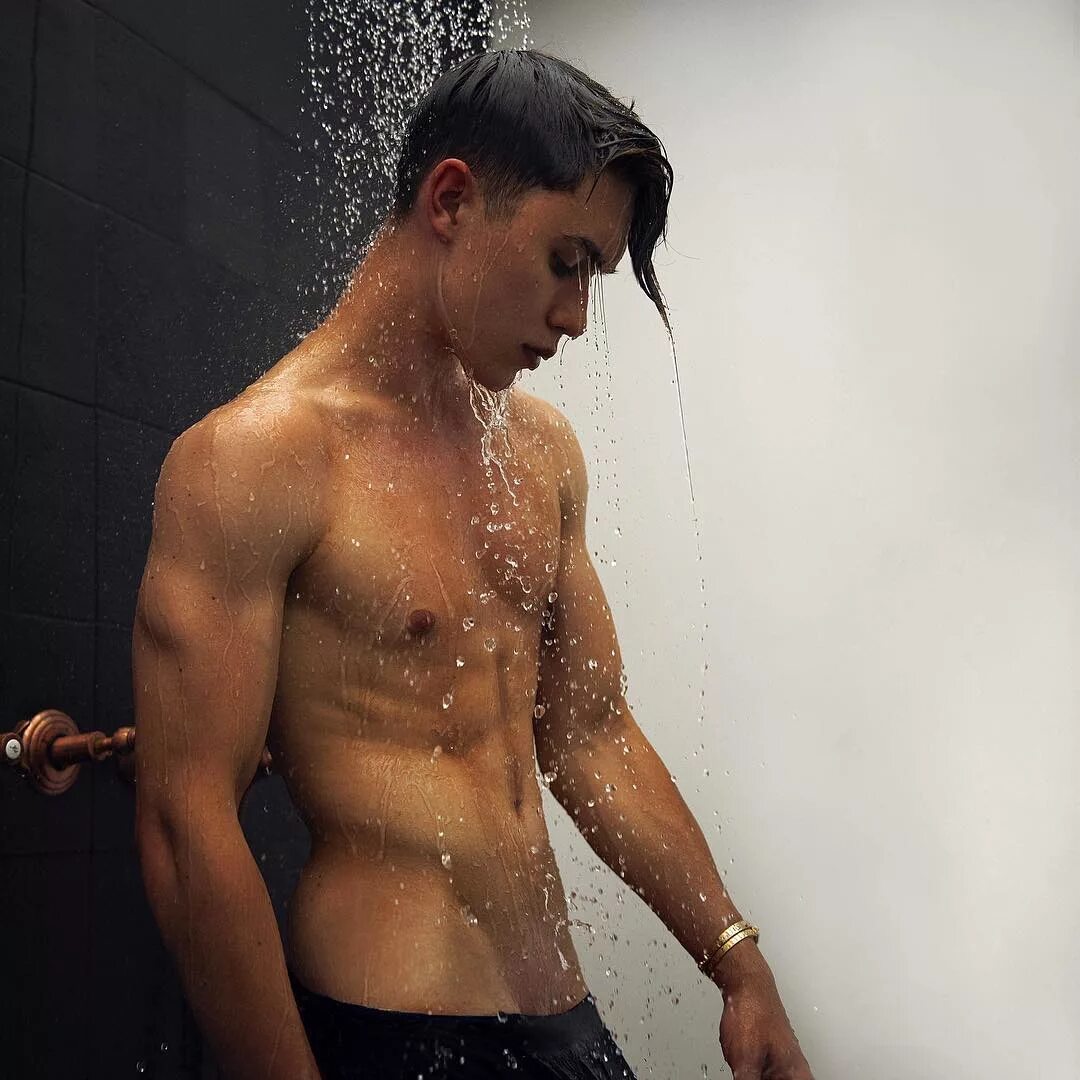 Liam Ferrari onlyfans. Мужчина в душе. Парни в душевой. Мужская фотосессия в душе. Парни в душе с большим