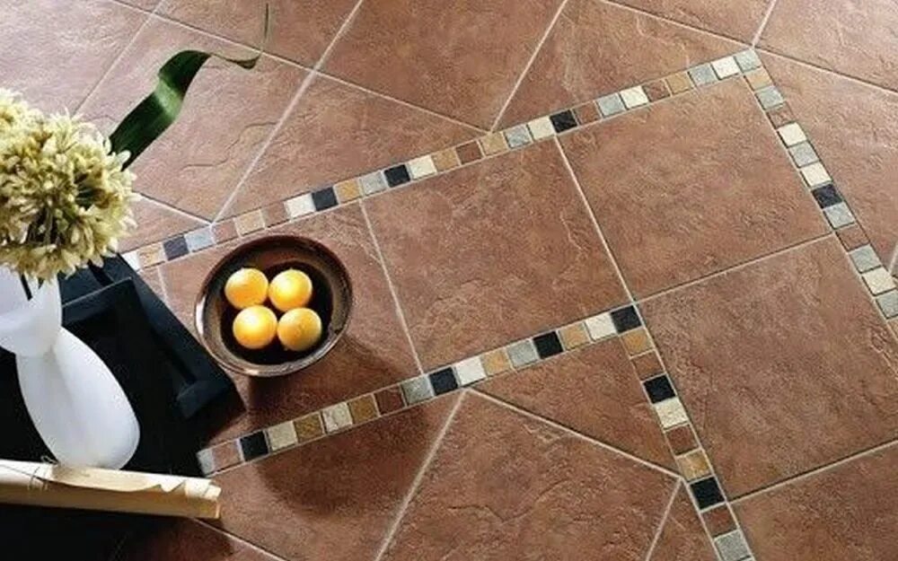 Укладка кафельной плитки. Кладка плитки на пол. Укладка кафельной плитки. Кафель укладка плитка. Укладка керамогранита.