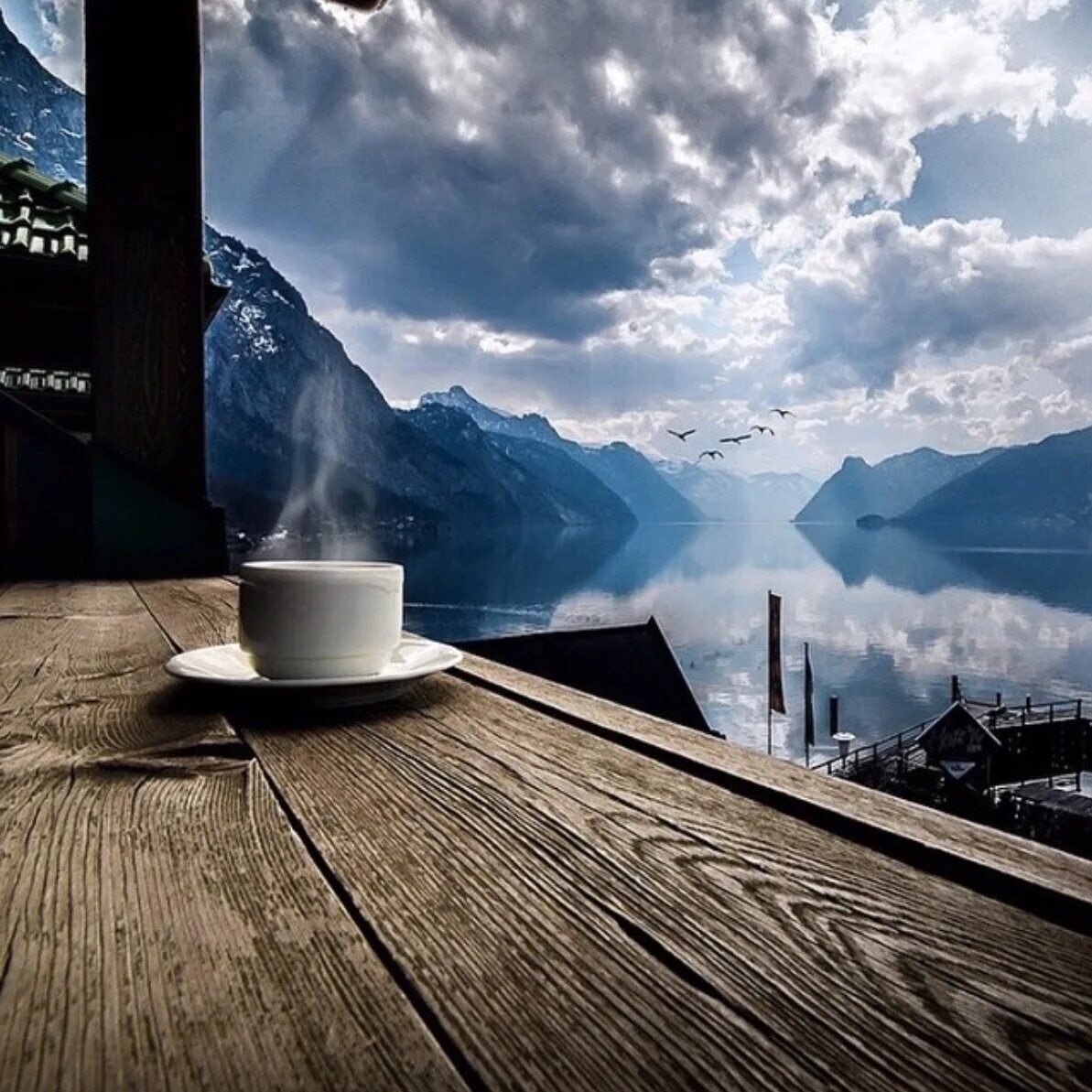 Картинки с добрым утром город. Кофе с видом на горы. Доброе утро в горах с кофе. Кофе на фоне гор. Чашка кофе с видом на горы.