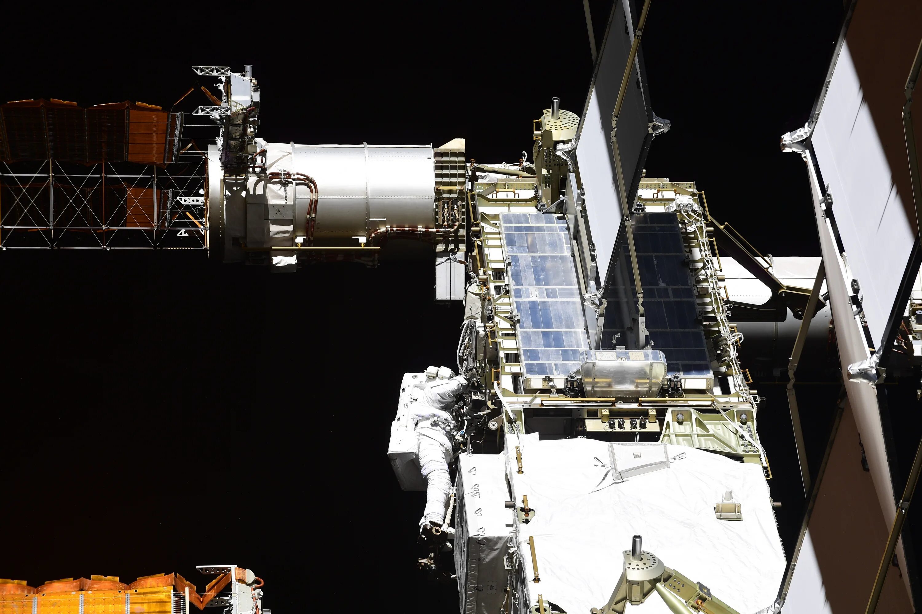 Мкс фото. Спутник НАСА станция МКС. МКС 2020. МКС станция Космическая российский сегмент. МКС 2003.