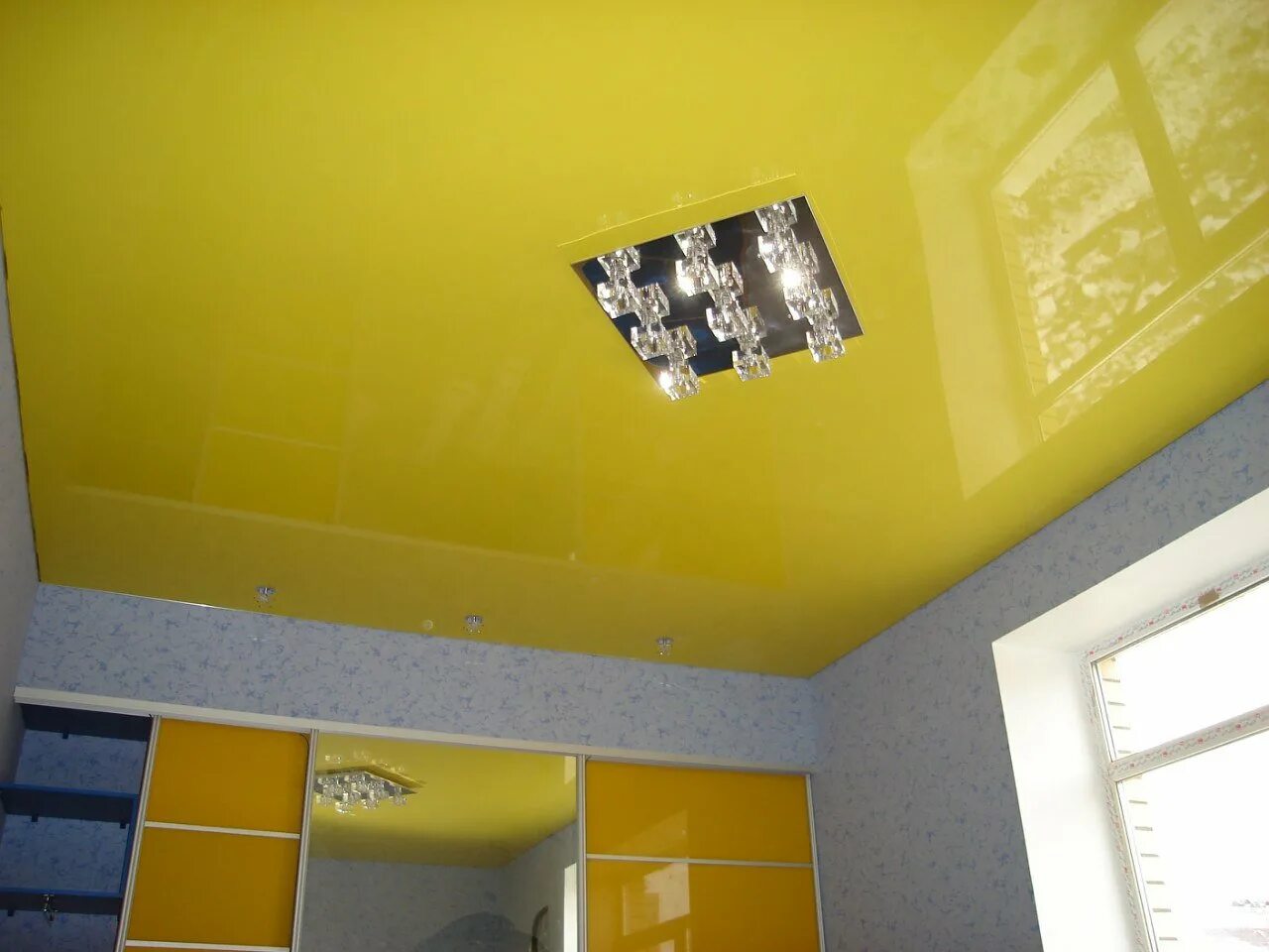 Разноуровневые подвесные потолки. Желтые кухни. Желтый натяжной потолок на кухне. Интерьер в желтых тонах. Синяя дизайнерская кухня.