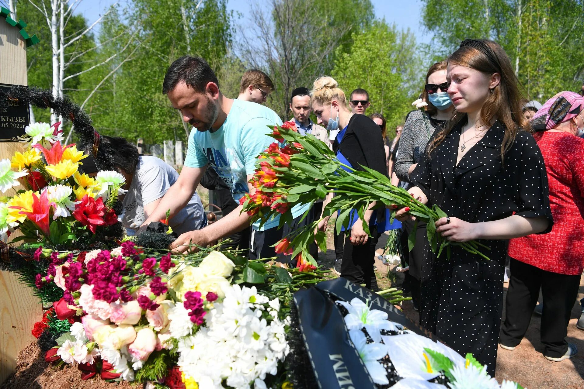 Траур сколько человек. Могилы погибших в Казани. Цветы на похороны.