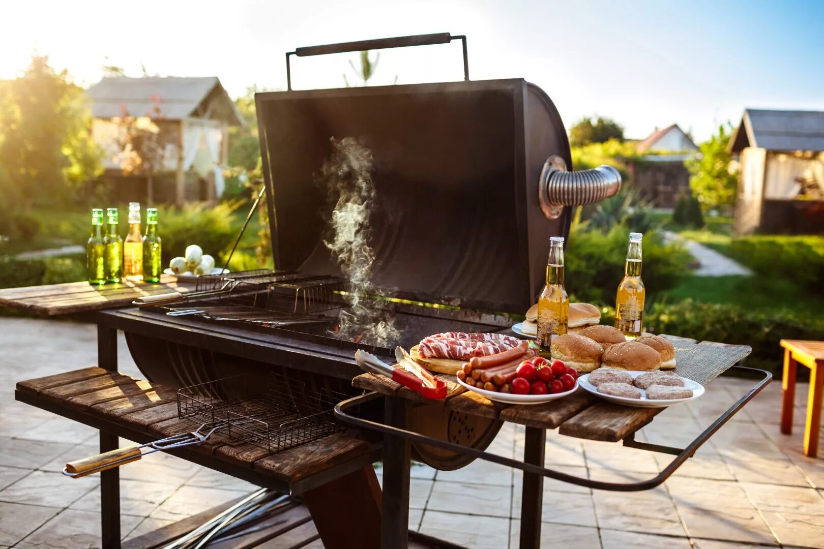 Можно жарить шашлык во дворе частного дома. Гриль Gas barbecue Grill ck35225. Гриль Würste BBQ 222дюйма. Пикник барбекю гриль. Камадо Боно гриль.