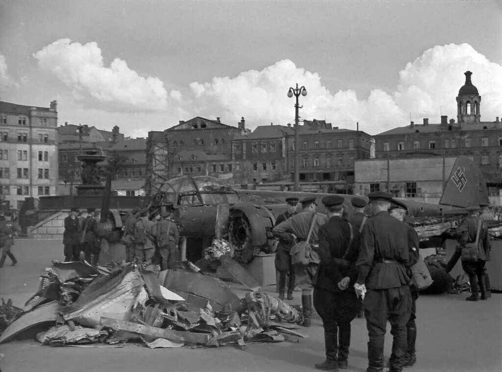 Бомбёжка Москвы 1941. Москва июль 1941. Бомбардировка Москвы 1941 в цвете. Москва 1941 год. Москву бомбят