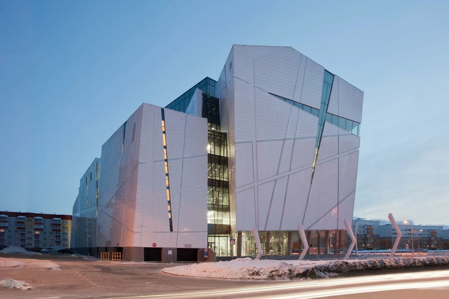 Кинотеатр мадагаскар набережные челны. Баку проспект нефтяников 40-44 парк бульвар. Фасады спортивных комплексов. Торгово-развлекательный центр проект. Современный торговый комплекс.