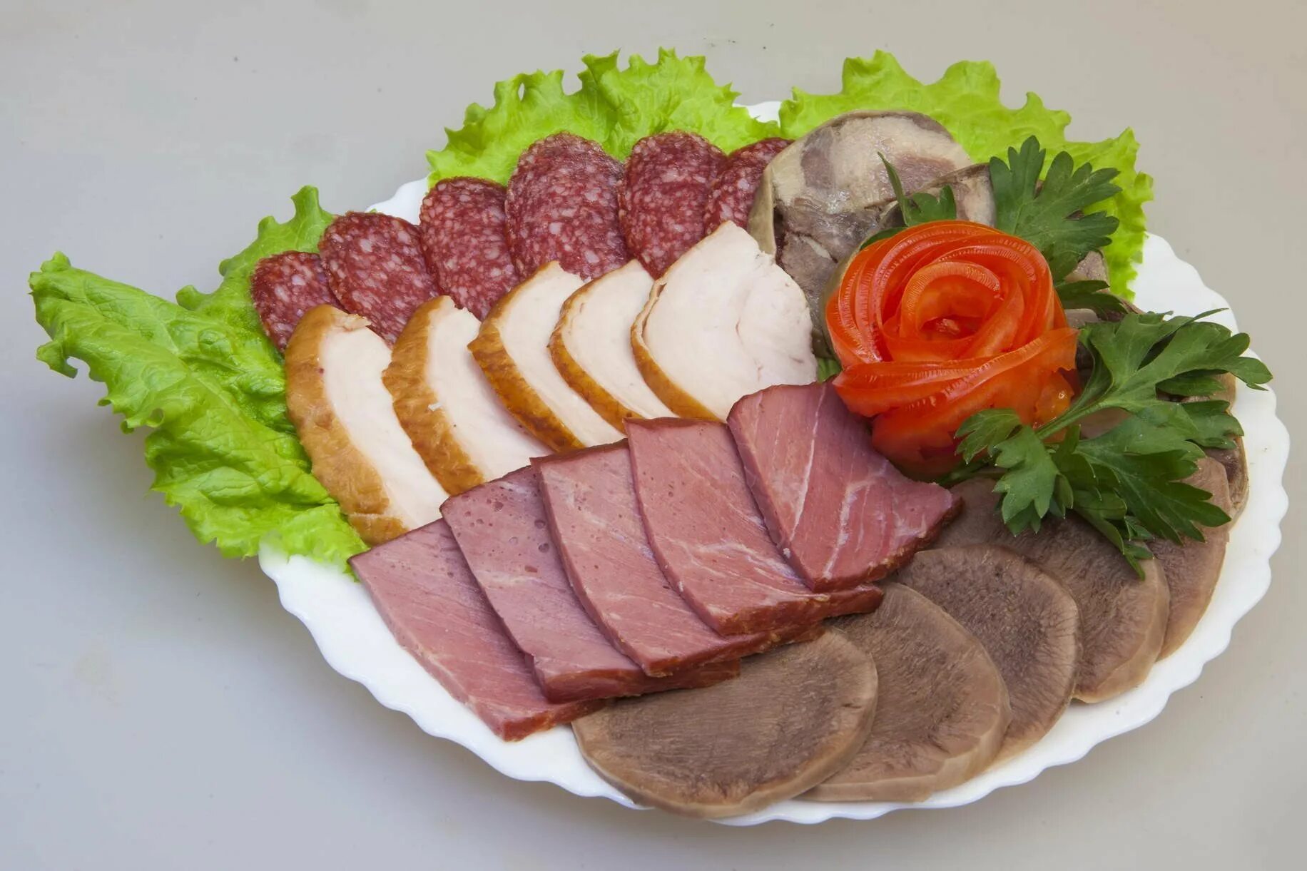 колбаса на тарелке. нарезка копченой. бастурма, суджук, казы. нарезка копченой. красивая нарезка сала.