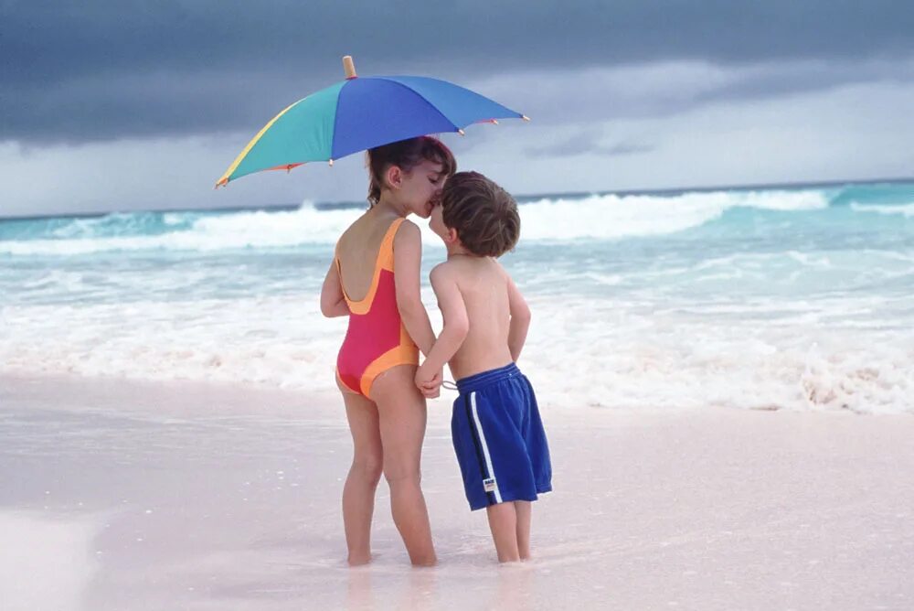 Children's nudism. Детский поцелуй на пляже. Дети на море. Девочки и мальчики на плэе. Мальчик на море.